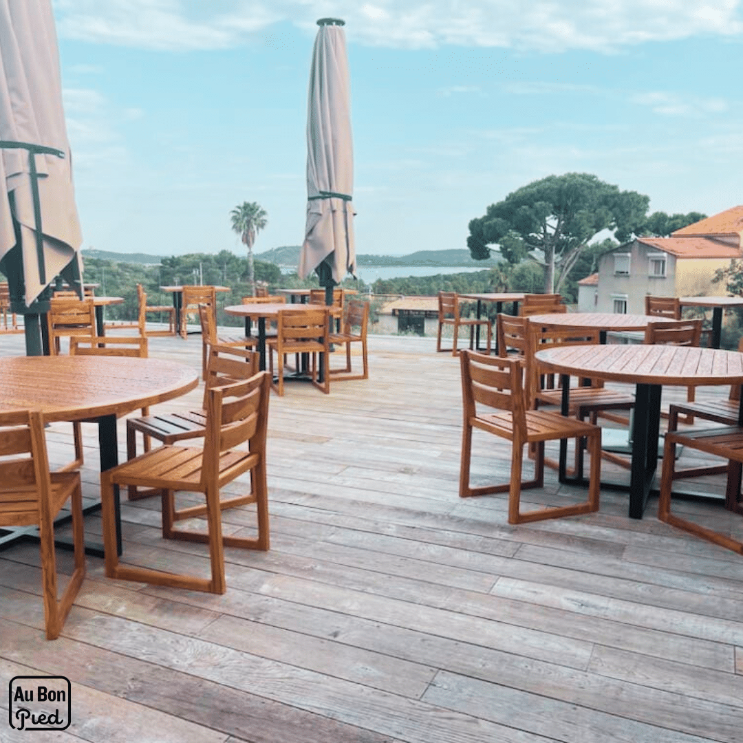 Pied de restaurant sur une terrasse en Corse